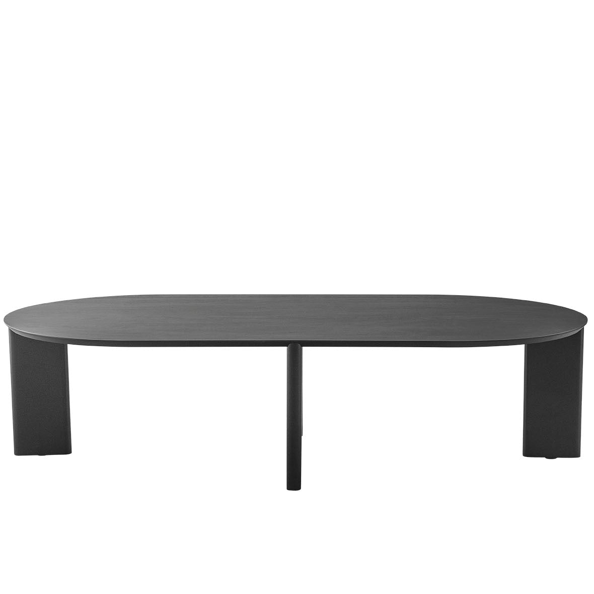 Mesa de centro de tampo oval alongado e acabamento preto com pés em placa sob as pontas