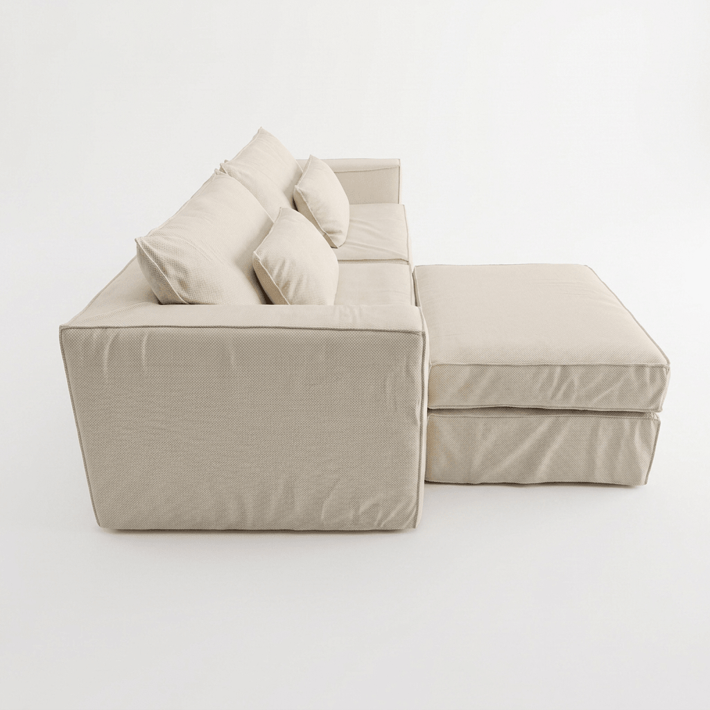 Sofá em L com capa de tecido liso, chaise e almofadas altas