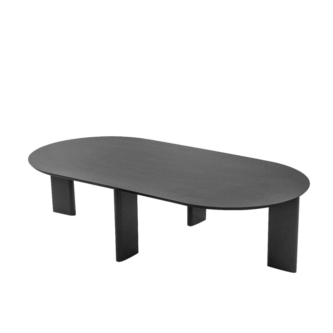 Mesa de centro oval no acabamento Nero com quatro pés em placa, vista de três quartos