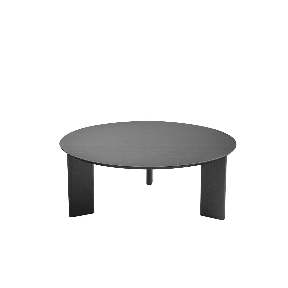 Mesa de centro baixa de acabamento preto com três pés em placa sob o tampo redondo