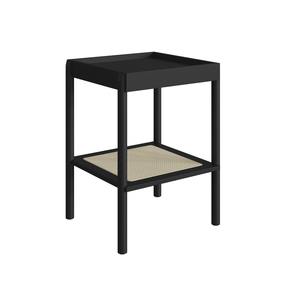 Mesa lateral de acabamento preto com quatro pés roliços e prateleira de palhinha clara