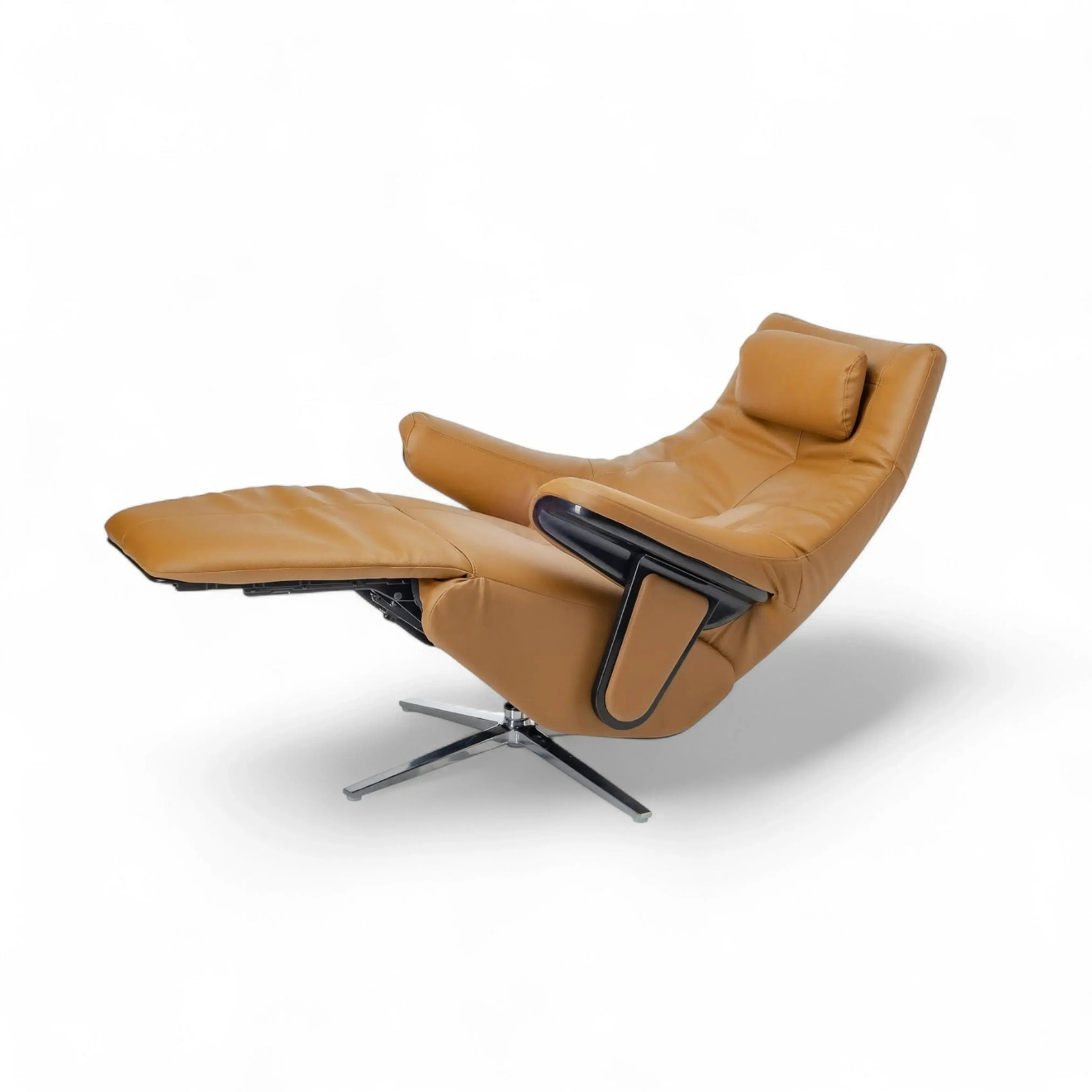 Poltrona Elétrica Aslan – poltrona em couro camel com chaise elétrico e bateria de emergência