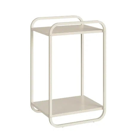 Mesa lateral de dois níveis no acabamento offwhite com a estrutura tubular erguida acima do tampo