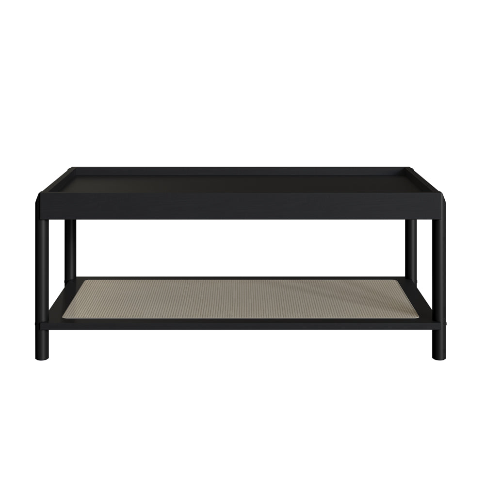 Mesa de centro de acabamento preto com borda elevada no tampo e quatro pés roliços