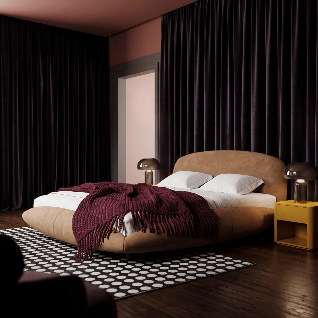 Cama estofada de base curva em quarto com cortinas escuras, tapete de bolinhas e criado-mudo amarelo
