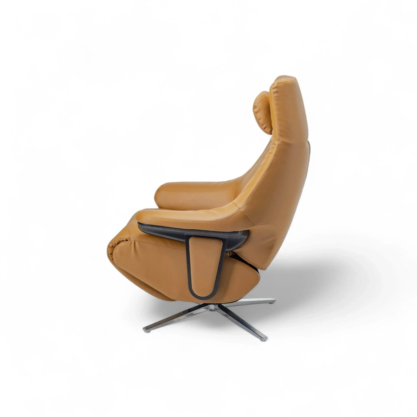 Poltrona Elétrica Aslan – poltrona em couro camel com chaise elétrico e bateria de emergência