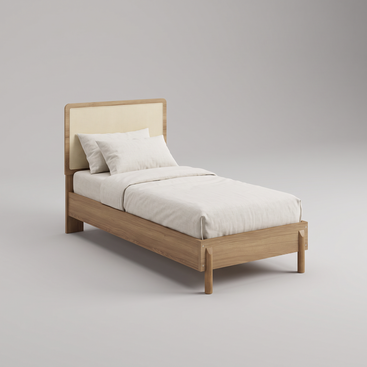 Cama de solteiro arrumada com roupa de cama clara e cabeceira de palhinha, vista de três quartos
