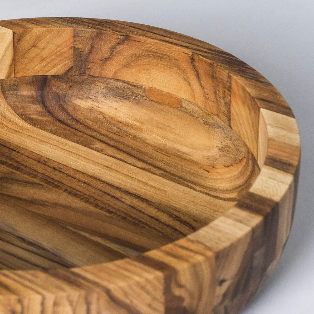 Bowl de madeira teca maciça com detalhe interno dos veios e borda