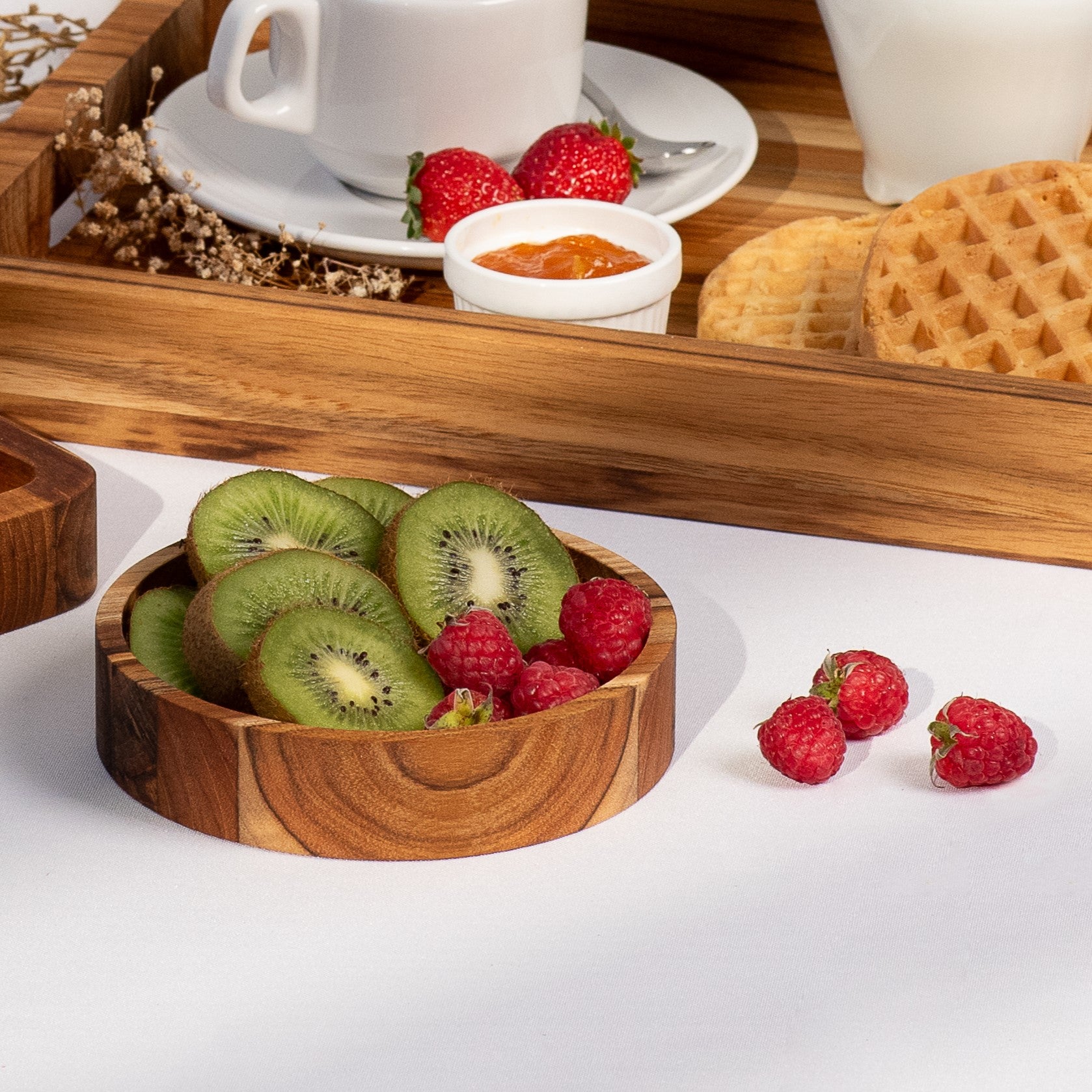 Prato mini de madeira teca maciça com kiwi e framboesas
