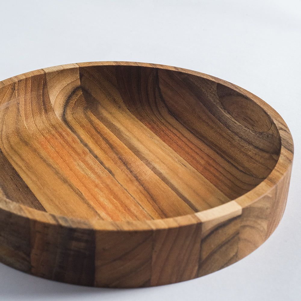 Prato de sobremesa oval em madeira teca maciça, detalhe dos veios na superfície