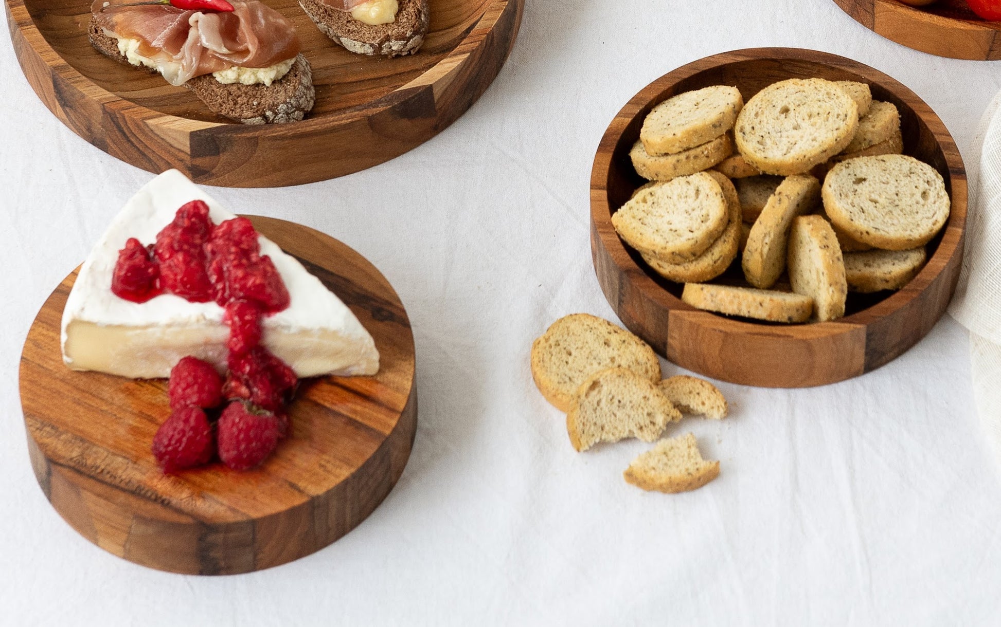 Prato mini de madeira teca maciça com creme e frutas vermelhas