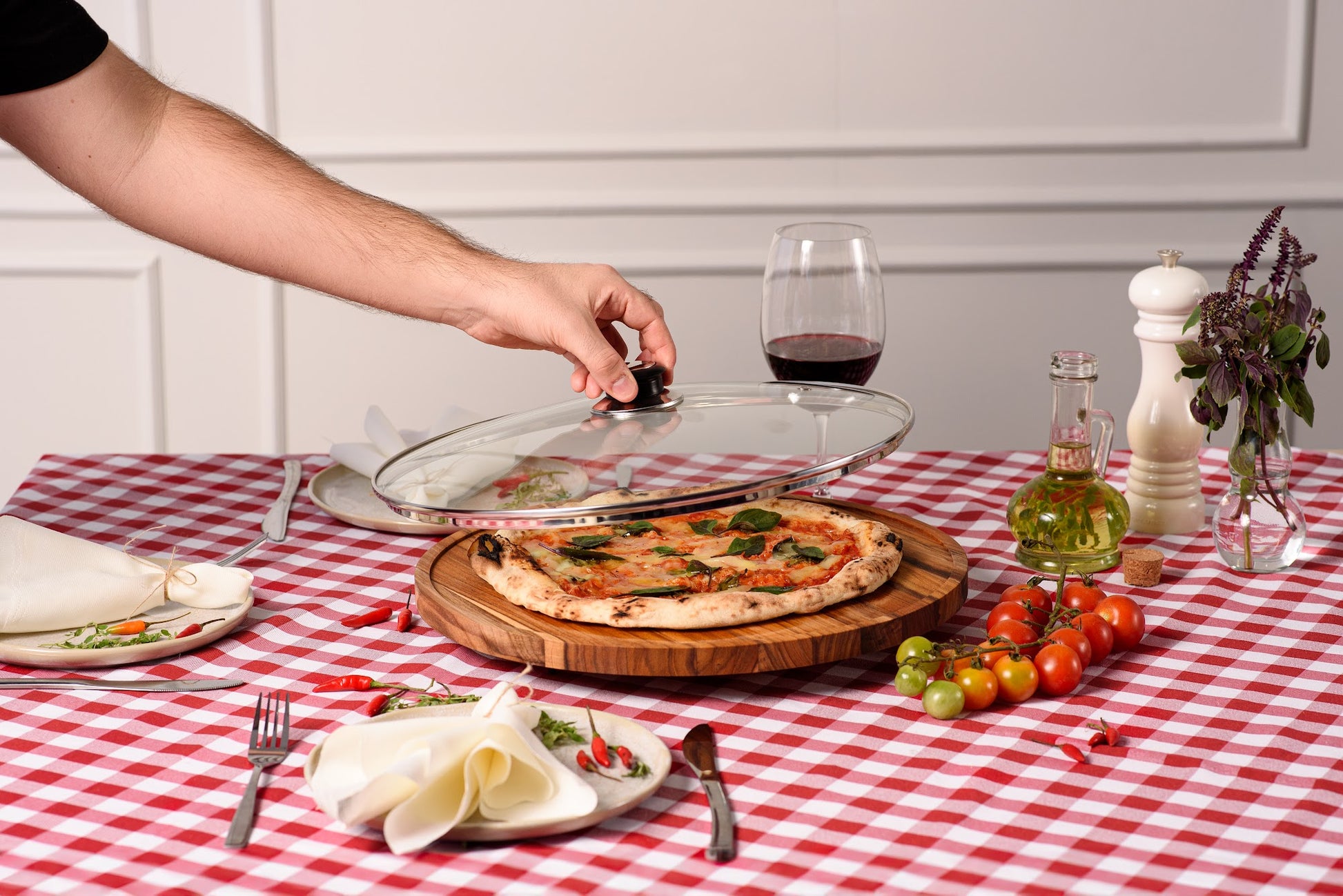 Tábua giratória de teca com pizza sobre a base e tampa de vidro aberta