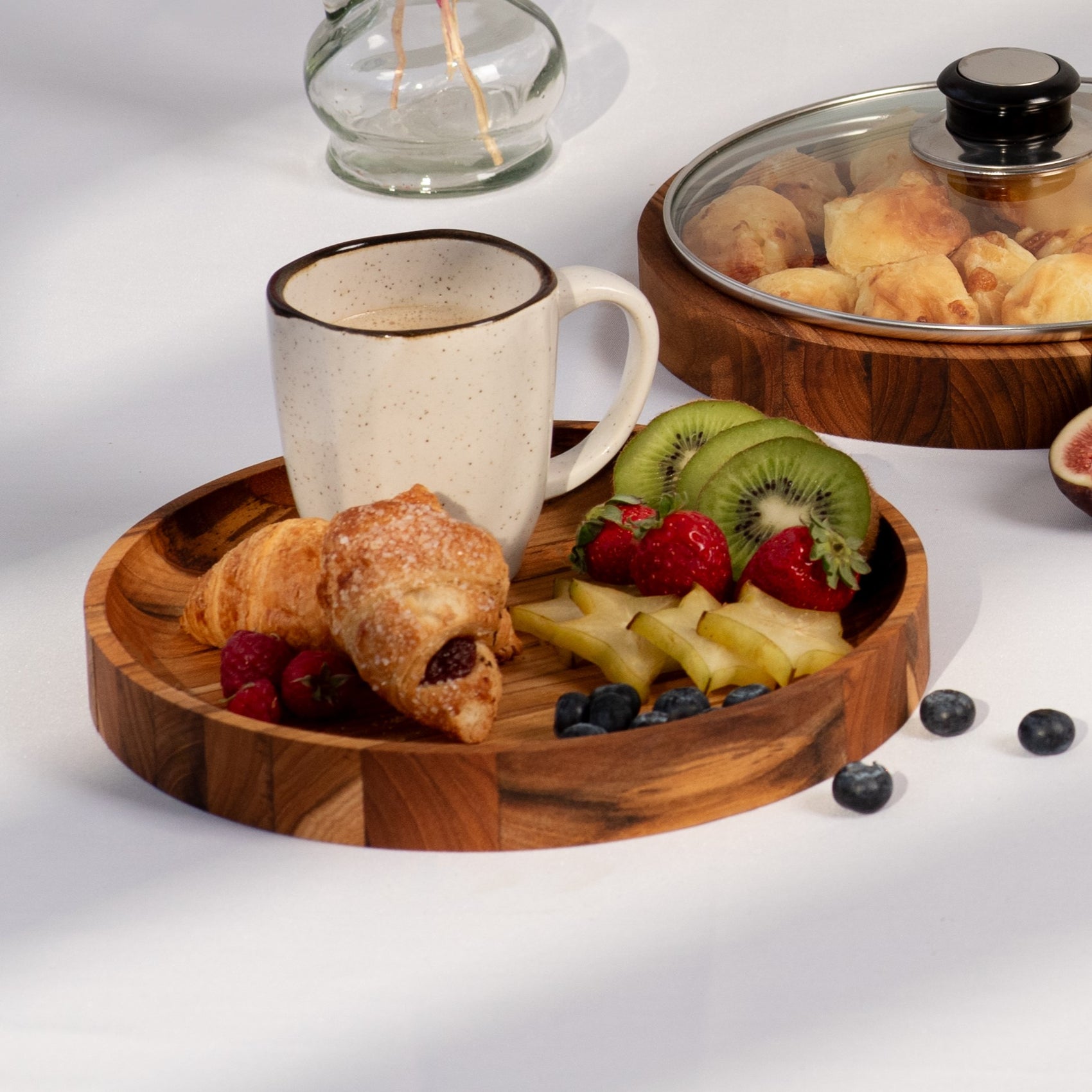 Tábua de servir redonda de madeira teca maciça, com croissant e frutas