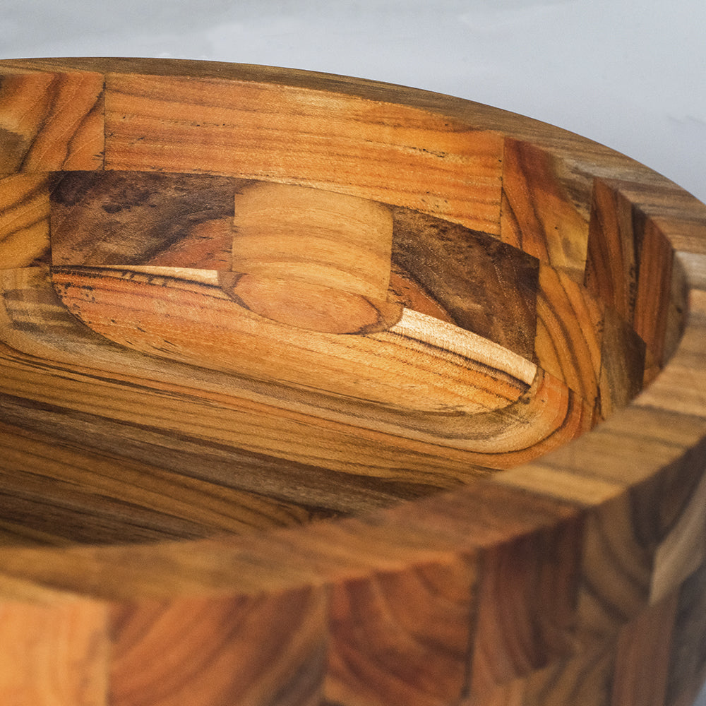 Bowl de madeira teca maciça com detalhe do trançado em blocos no interior
