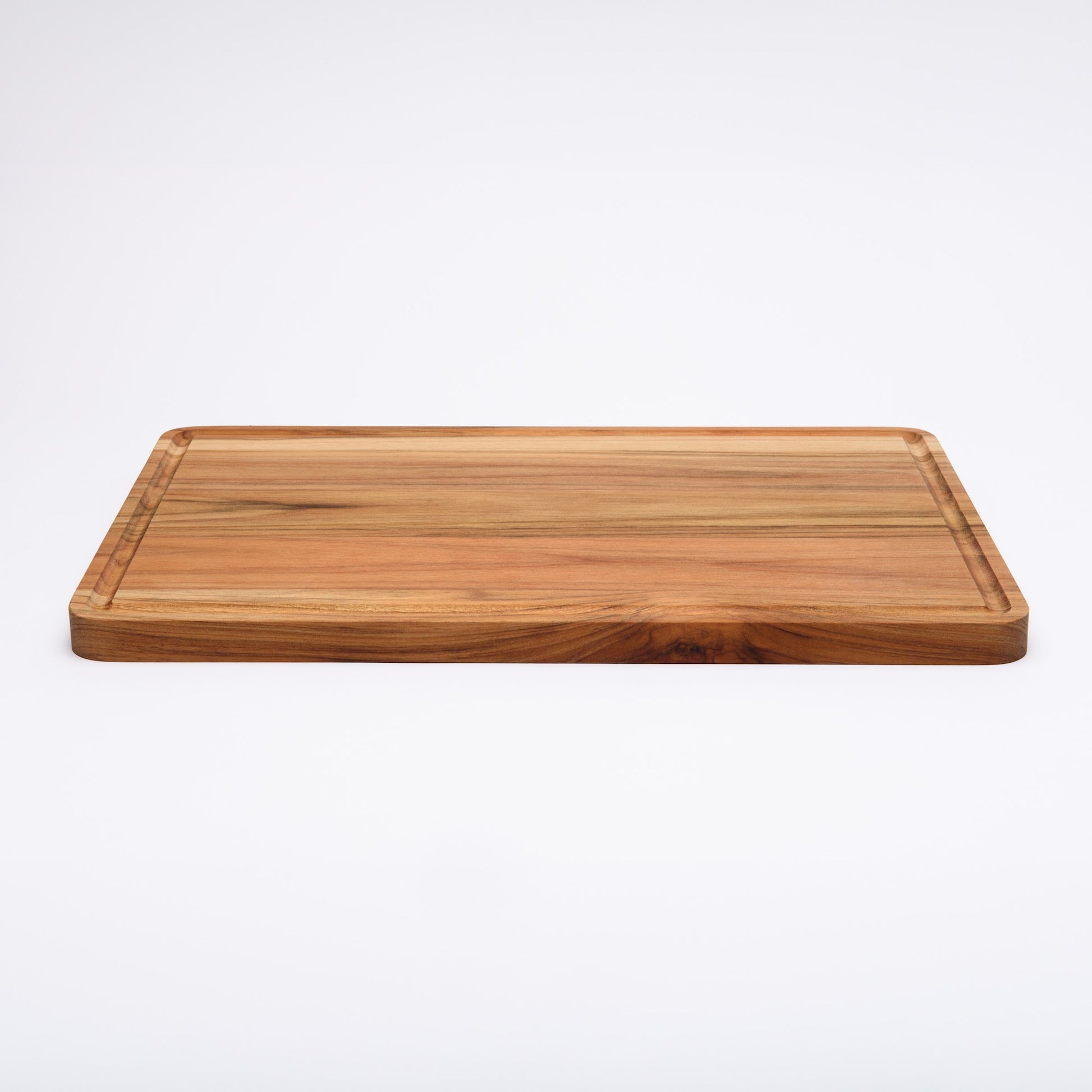 Tábua de corte retangular em madeira teca maciça, ranhuras na borda