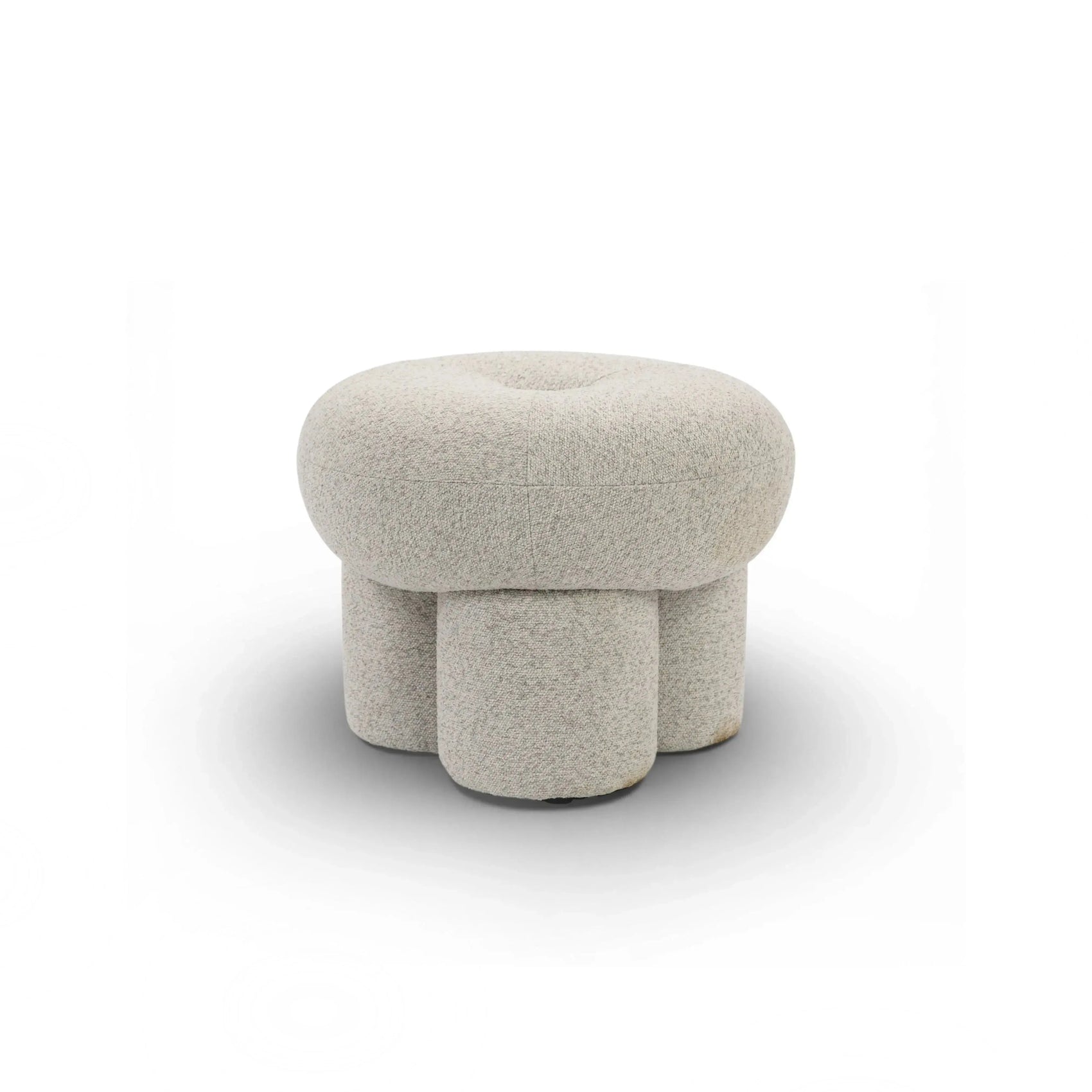 Puff Tofu – puff decorativo com três pés integrados e revestimento bouclé