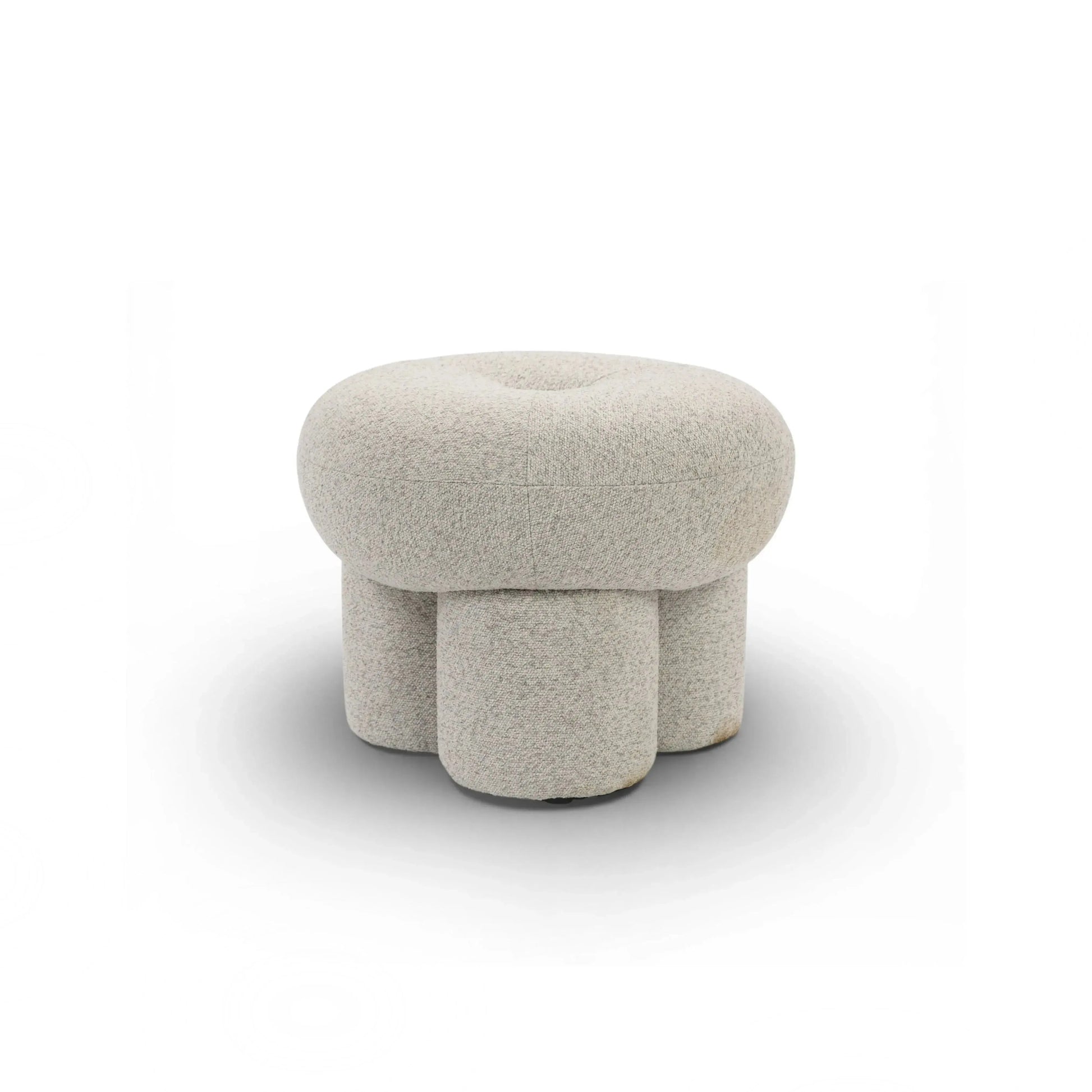 Puff Tofu – puff decorativo com três pés integrados e revestimento bouclé