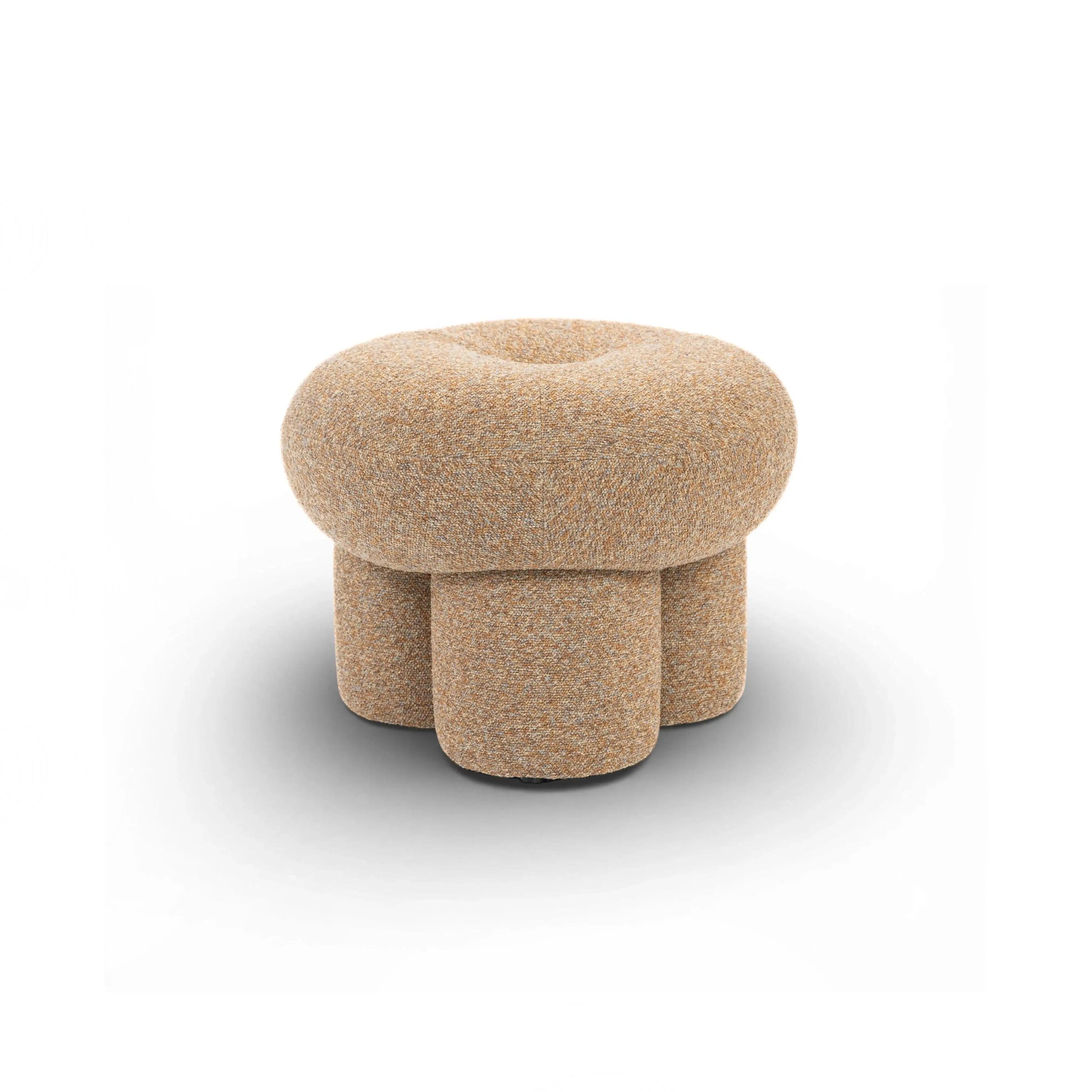 Puff Tofu – puff decorativo com três pés integrados e revestimento bouclé