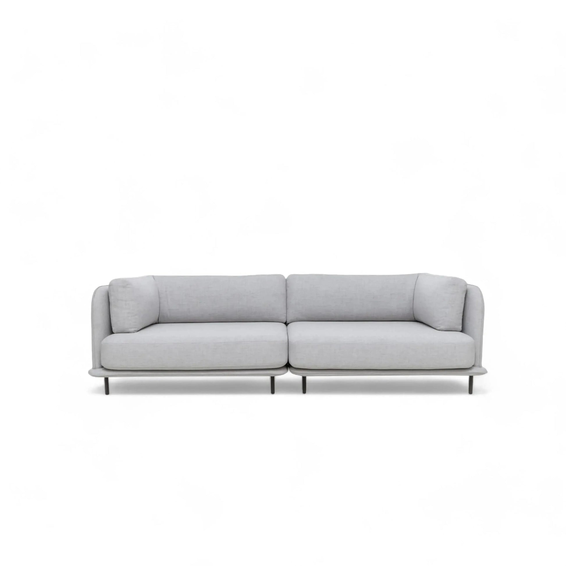 Sofá Albatroz – sofá minimalista com almofadas soltas e braço discreto