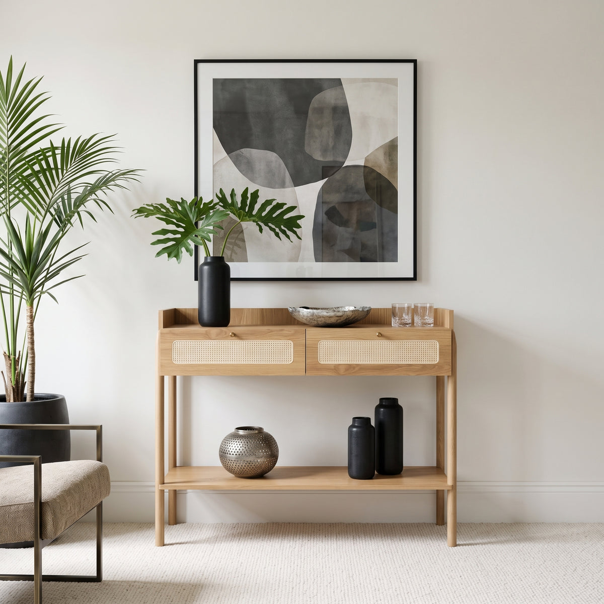 Aparador em sala de estar com quadro abstrato, vasos pretos e plantas ao lado