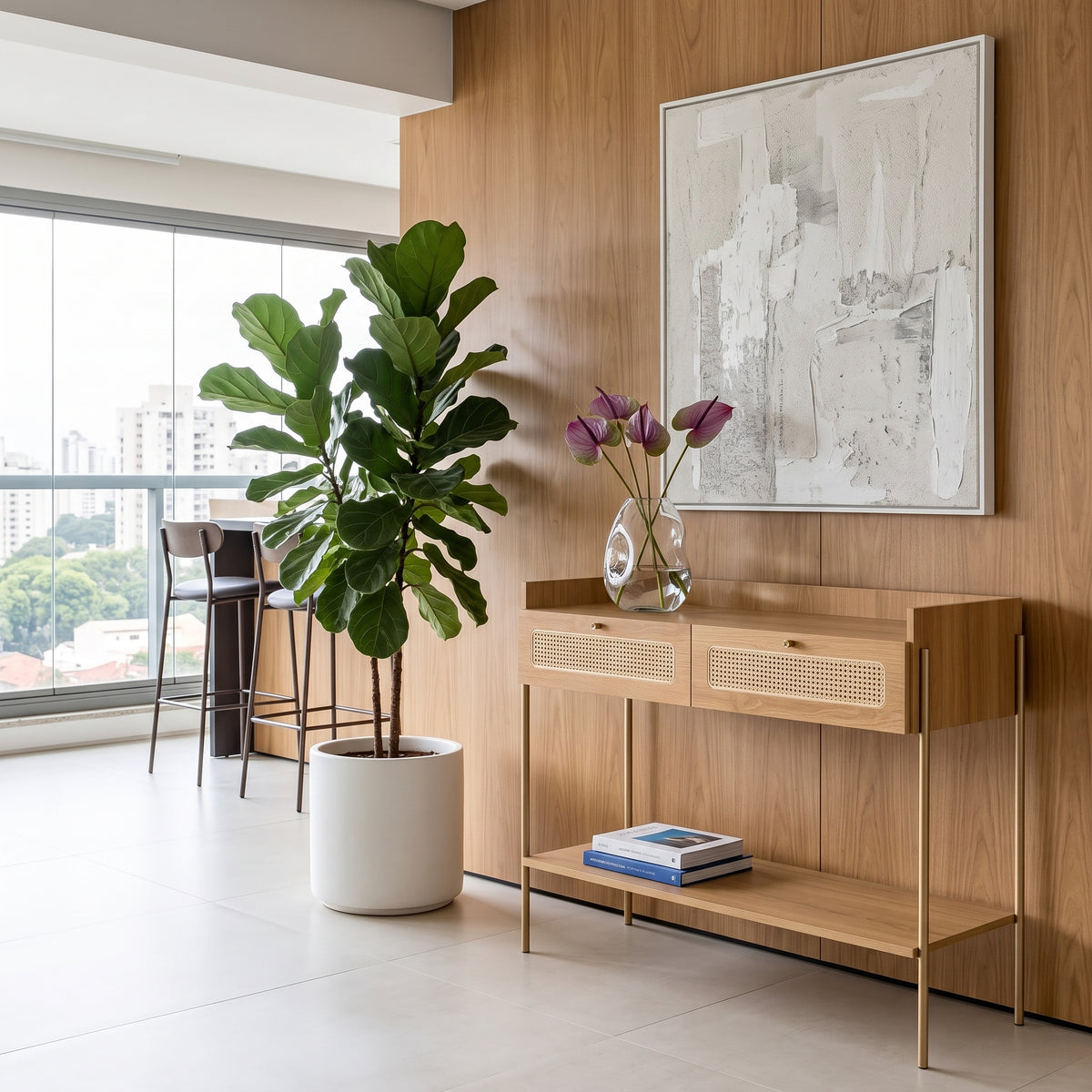 Aparador em sala de estar com painel amadeirado, quadro abstrato, vaso de flores e planta ao lado