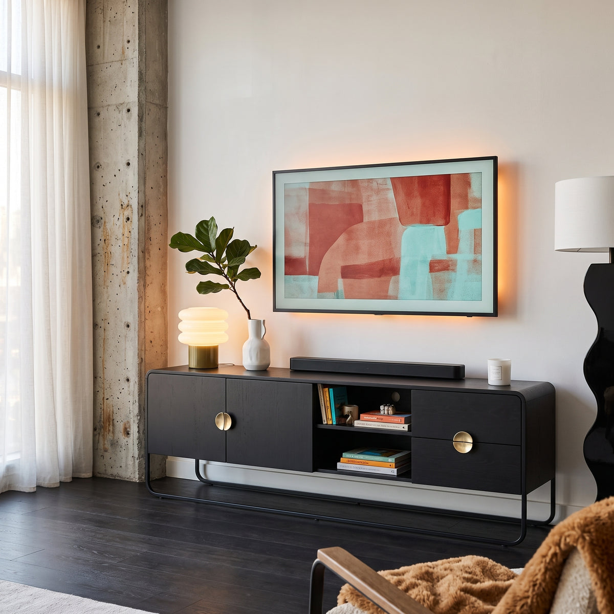 Rack preto em sala de estar com televisão na parede, luminária de piso e vaso com planta
