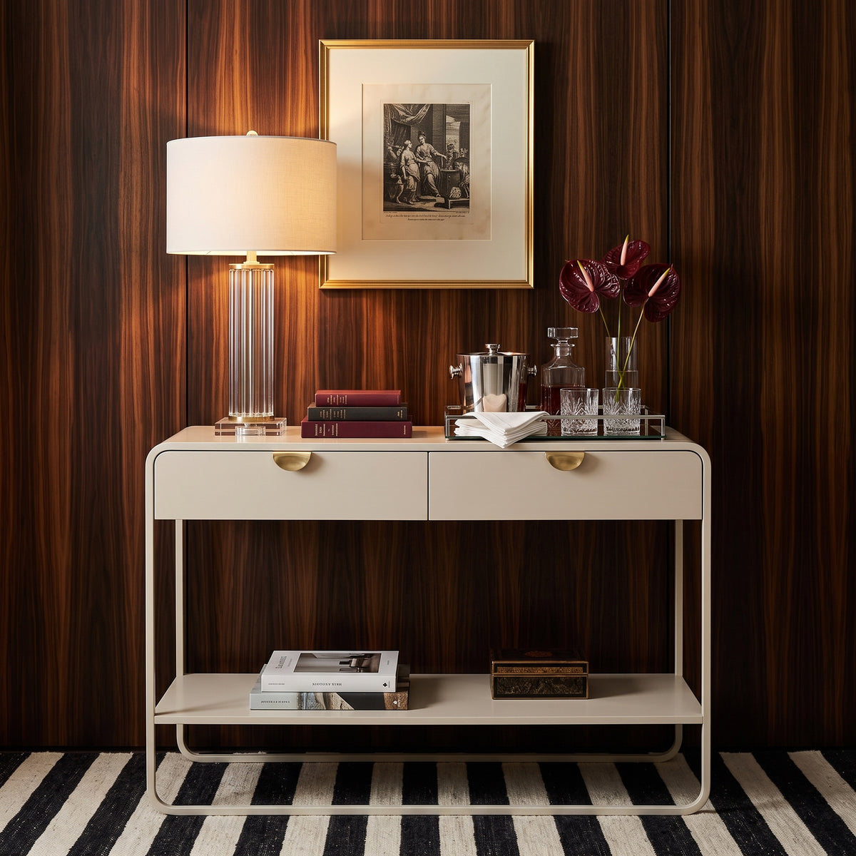 Aparador offwhite em sala com painel amadeirado escuro, abajur, quadro e tapete listrado