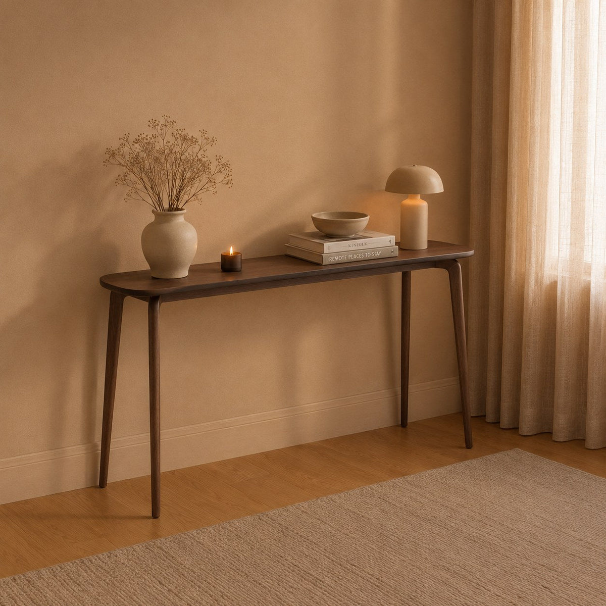 Aparador estreito em hall com cortina, vaso com flores secas e luminária de mesa