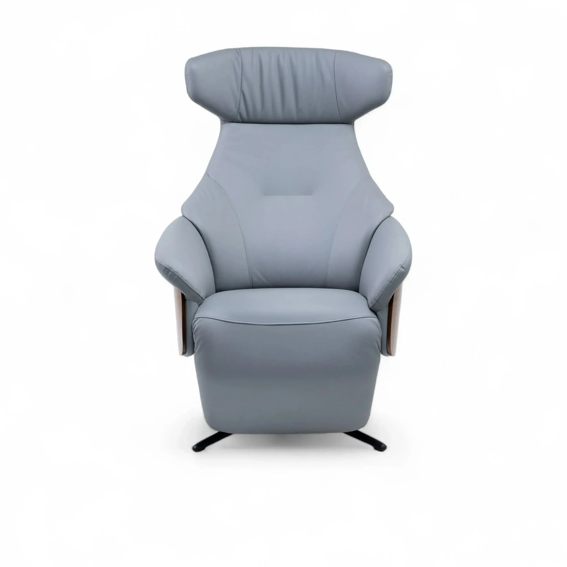 Poltrona Elétrica Arcus – poltrona em couro cinza com braço em madeira laminada e chaise elétrico
