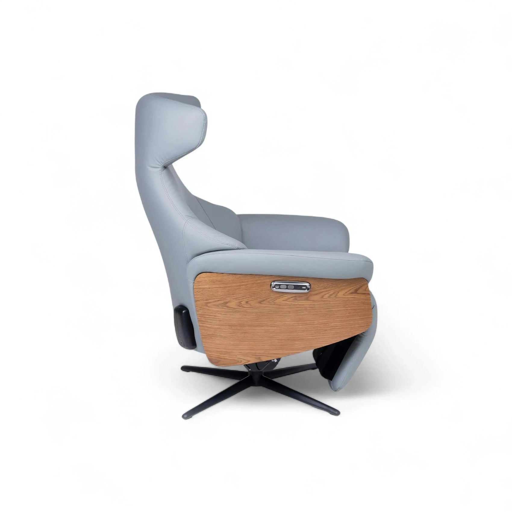 Poltrona Elétrica Arcus – poltrona em couro cinza com braço em madeira laminada e chaise elétrico