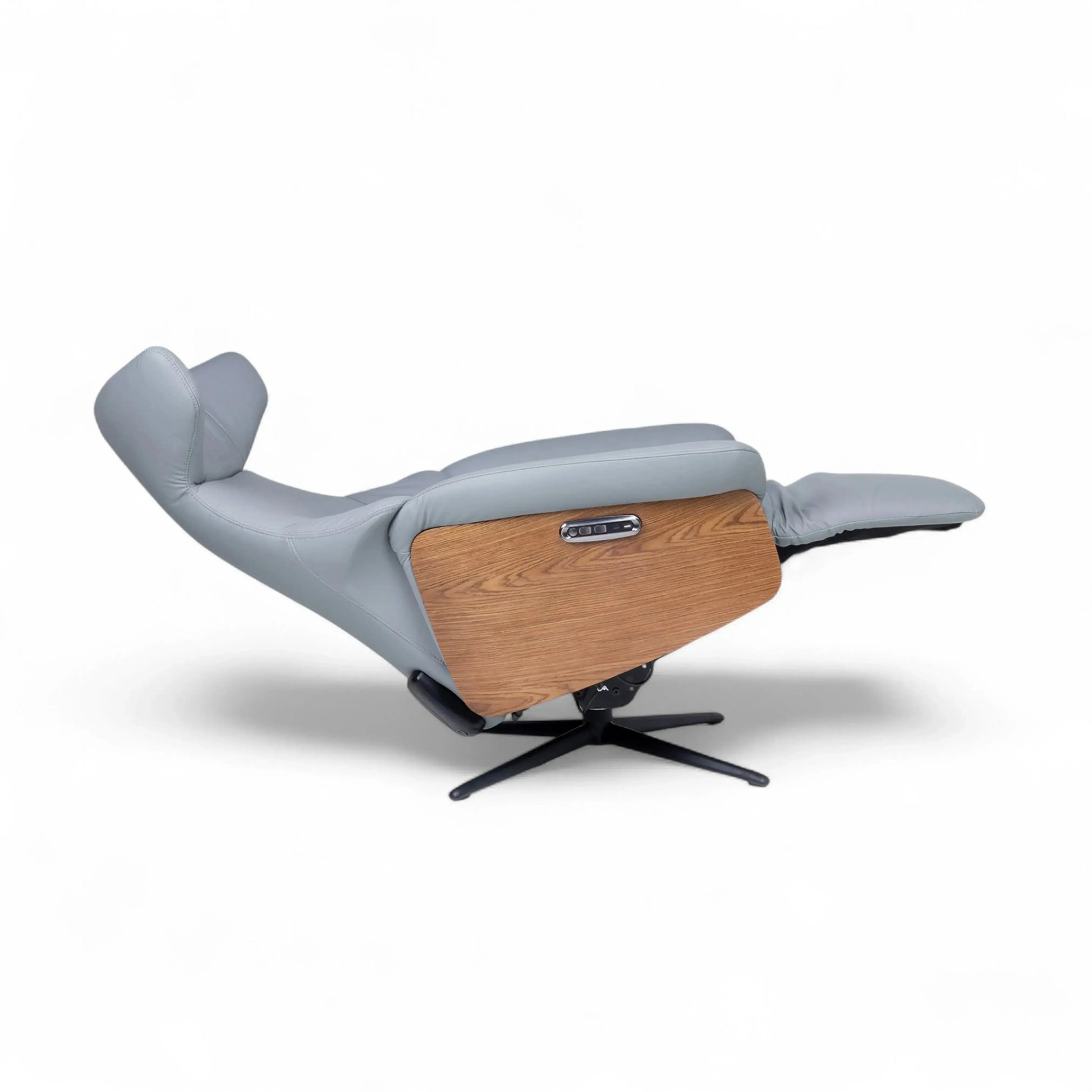 Poltrona Elétrica Arcus – poltrona em couro cinza com braço em madeira laminada e chaise elétrico
