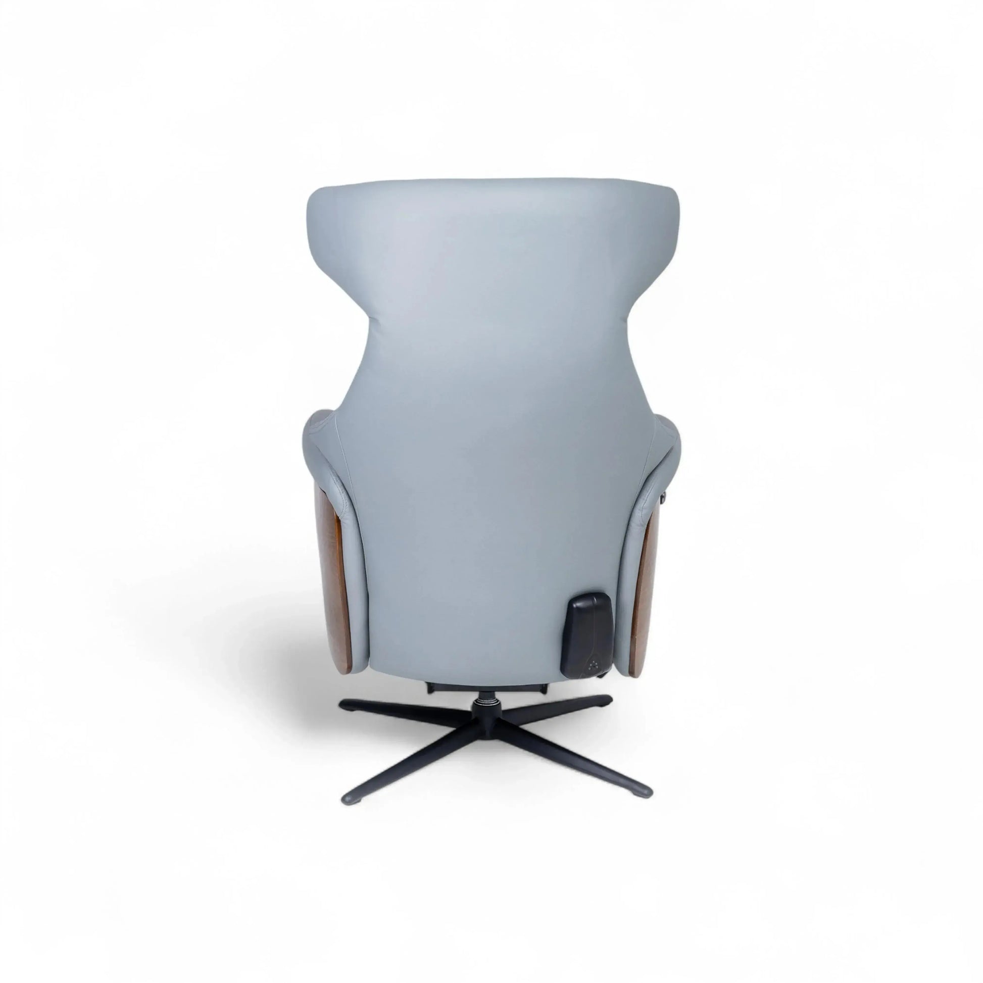Poltrona Elétrica Arcus – poltrona em couro cinza com braço em madeira laminada e chaise elétrico