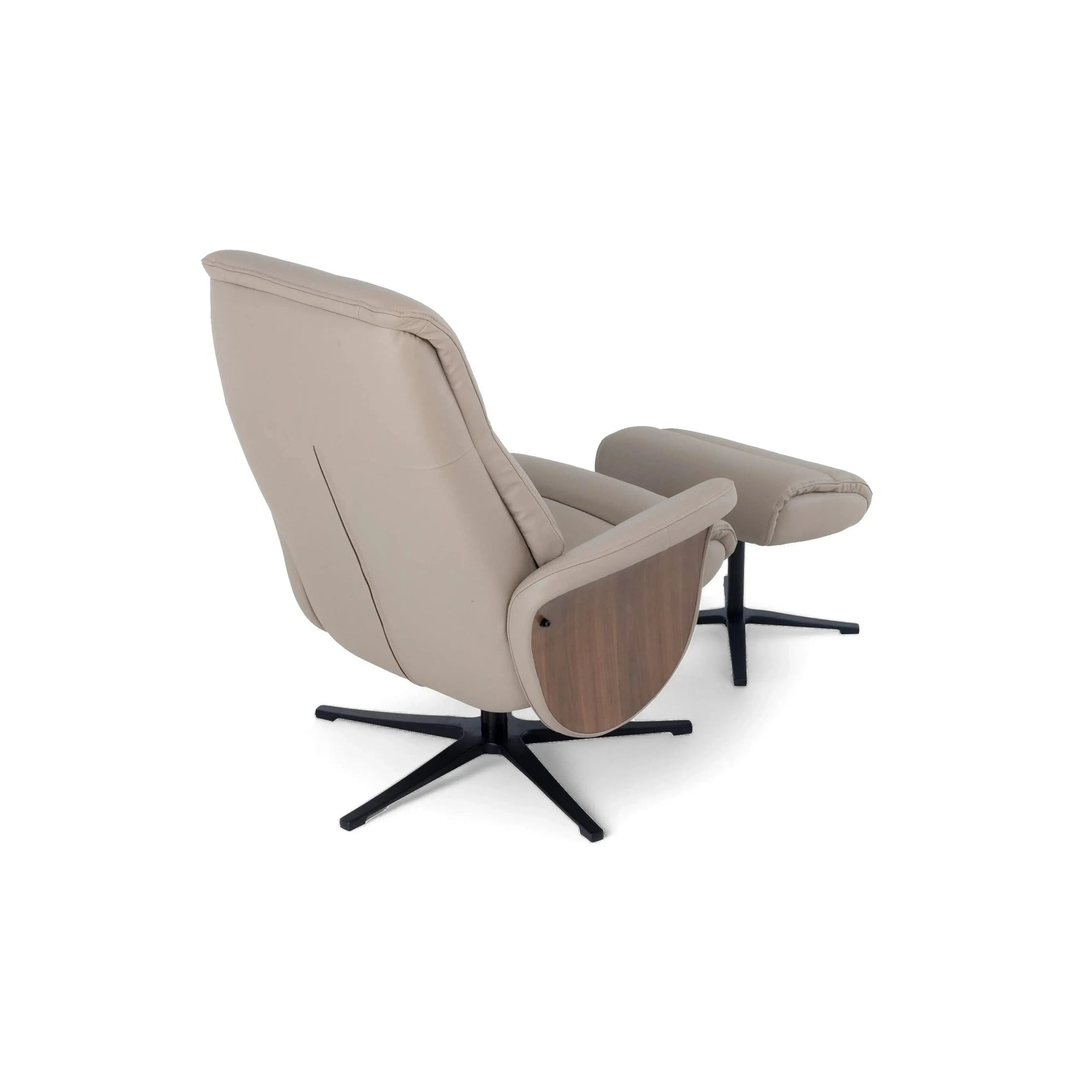 Poltrona Reclinável Arven em couro taupe com braços em madeira laminada e encosto regulável