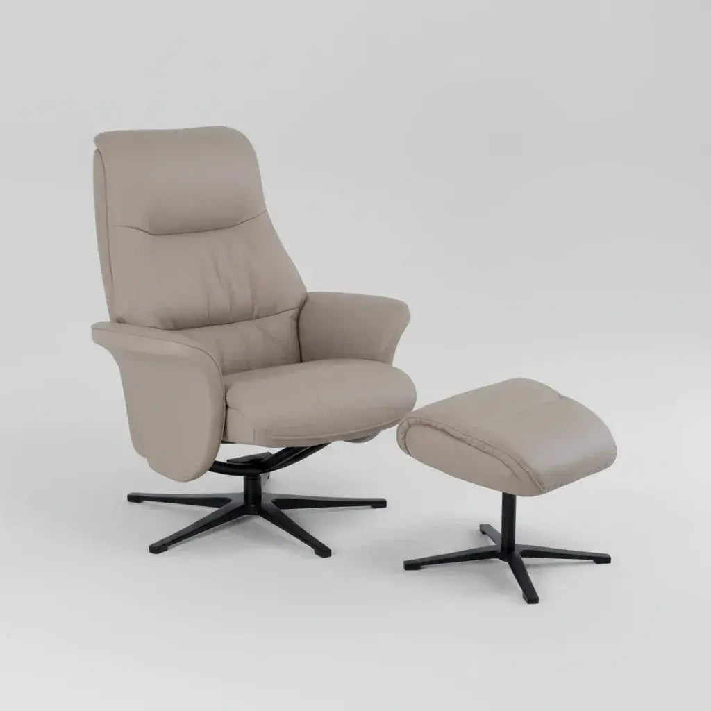 Poltrona Reclinável Arven em couro taupe com braços em madeira laminada e encosto regulável