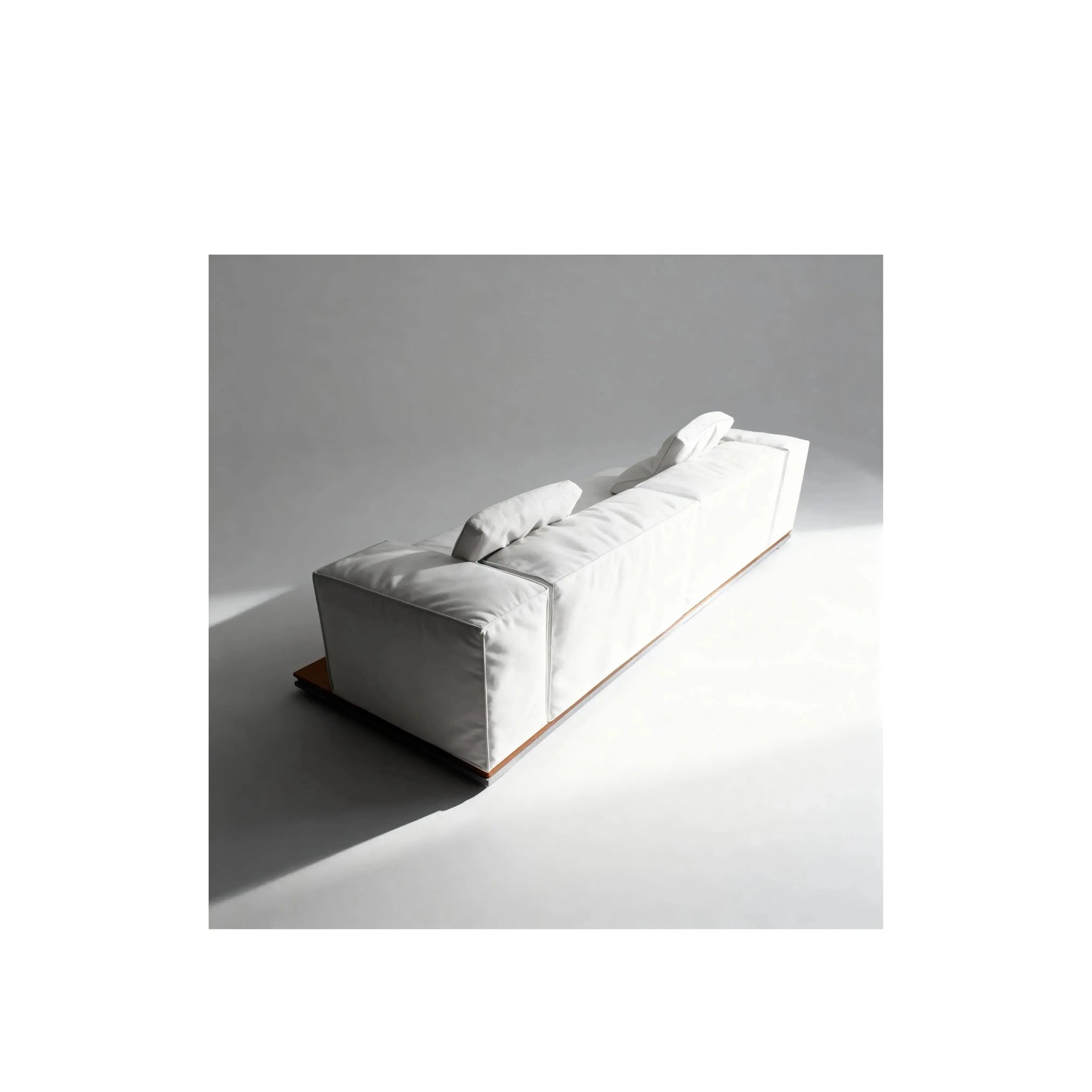 Sofá Aura Noa Living – sofá de design orgânico com base em madeira maciça e braço amplo