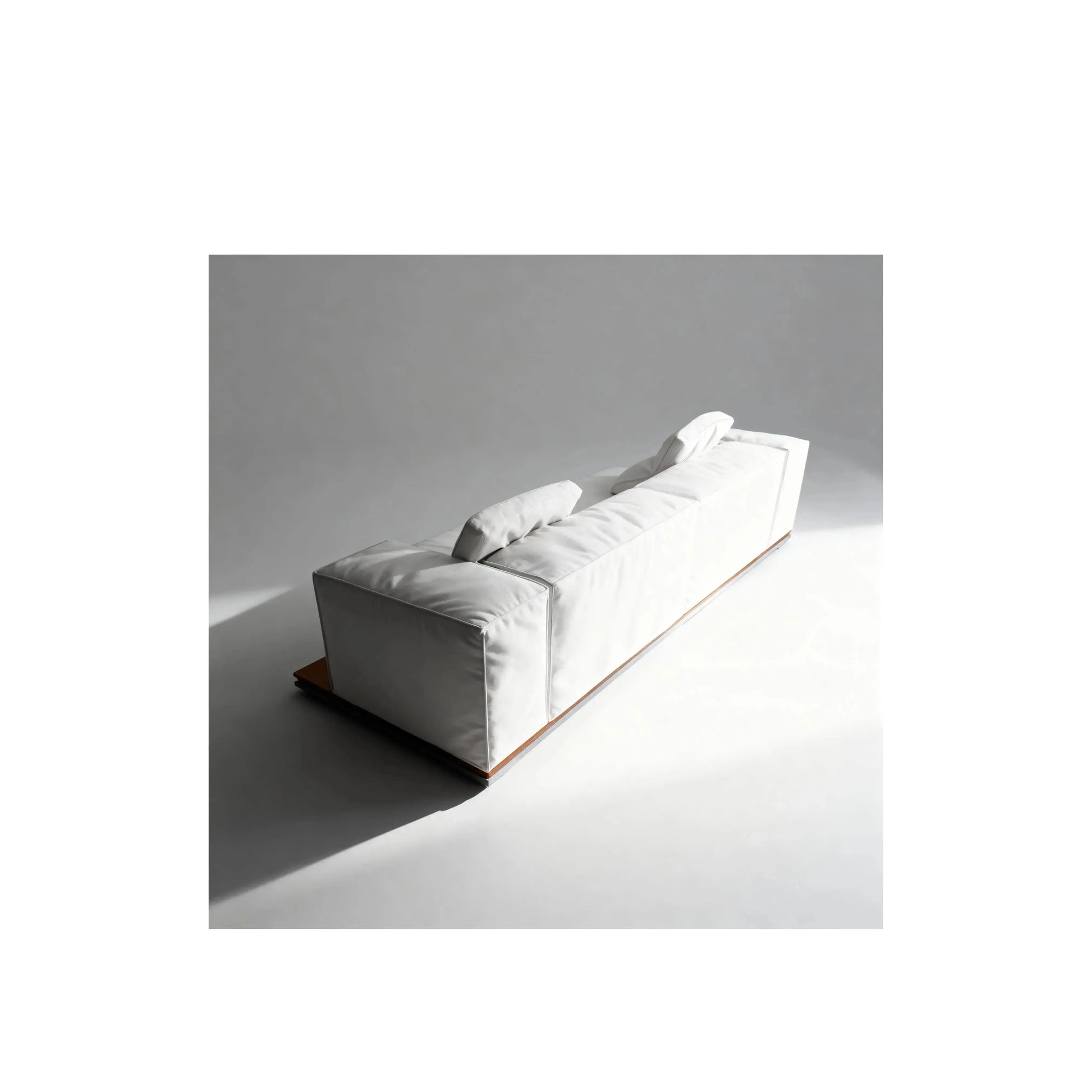 Sofá Aura Noa Living – sofá de design orgânico com base em madeira maciça e braço amplo