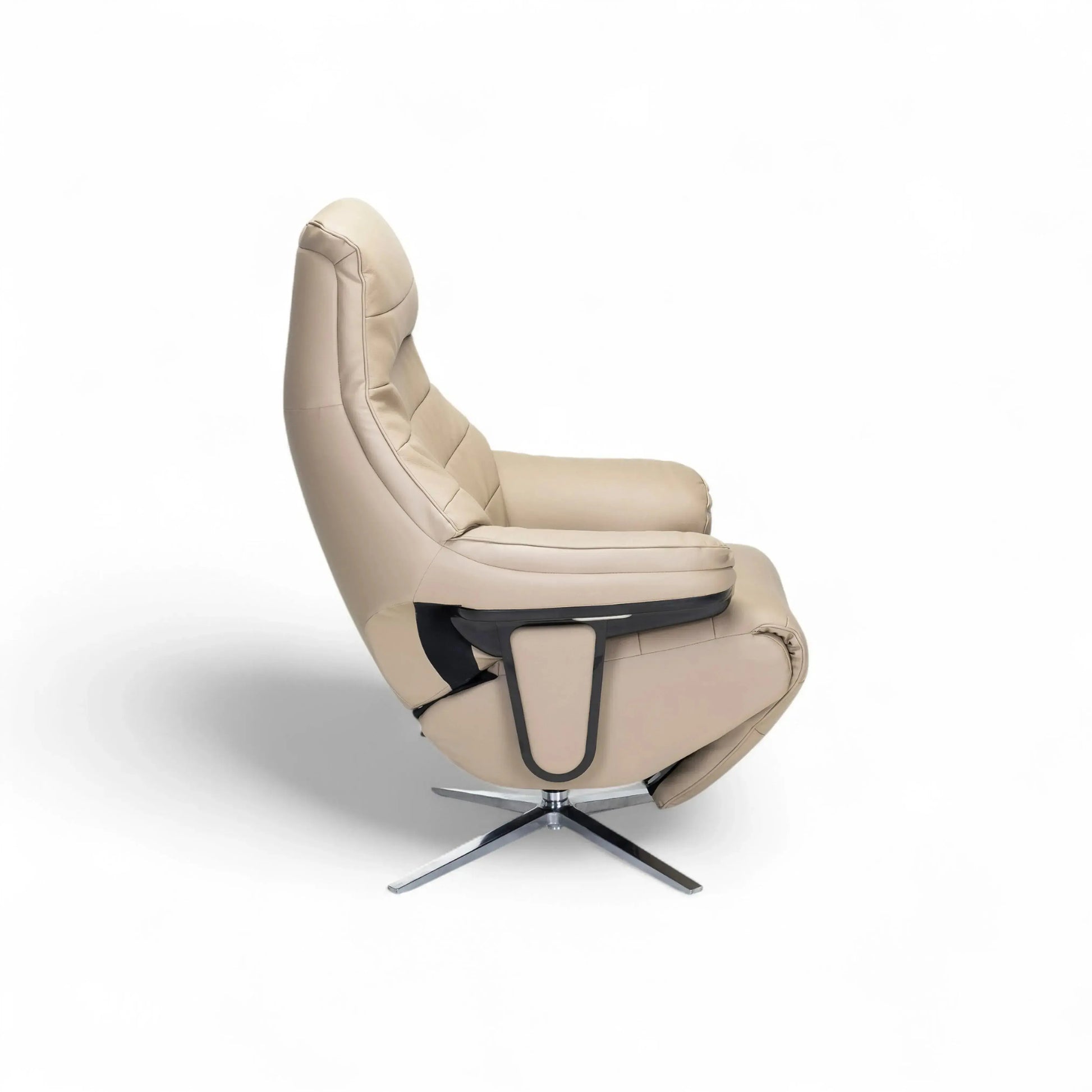 Poltrona Elétrica Aurora – poltrona em couro nude com chaise elétrico e base metálica giratória