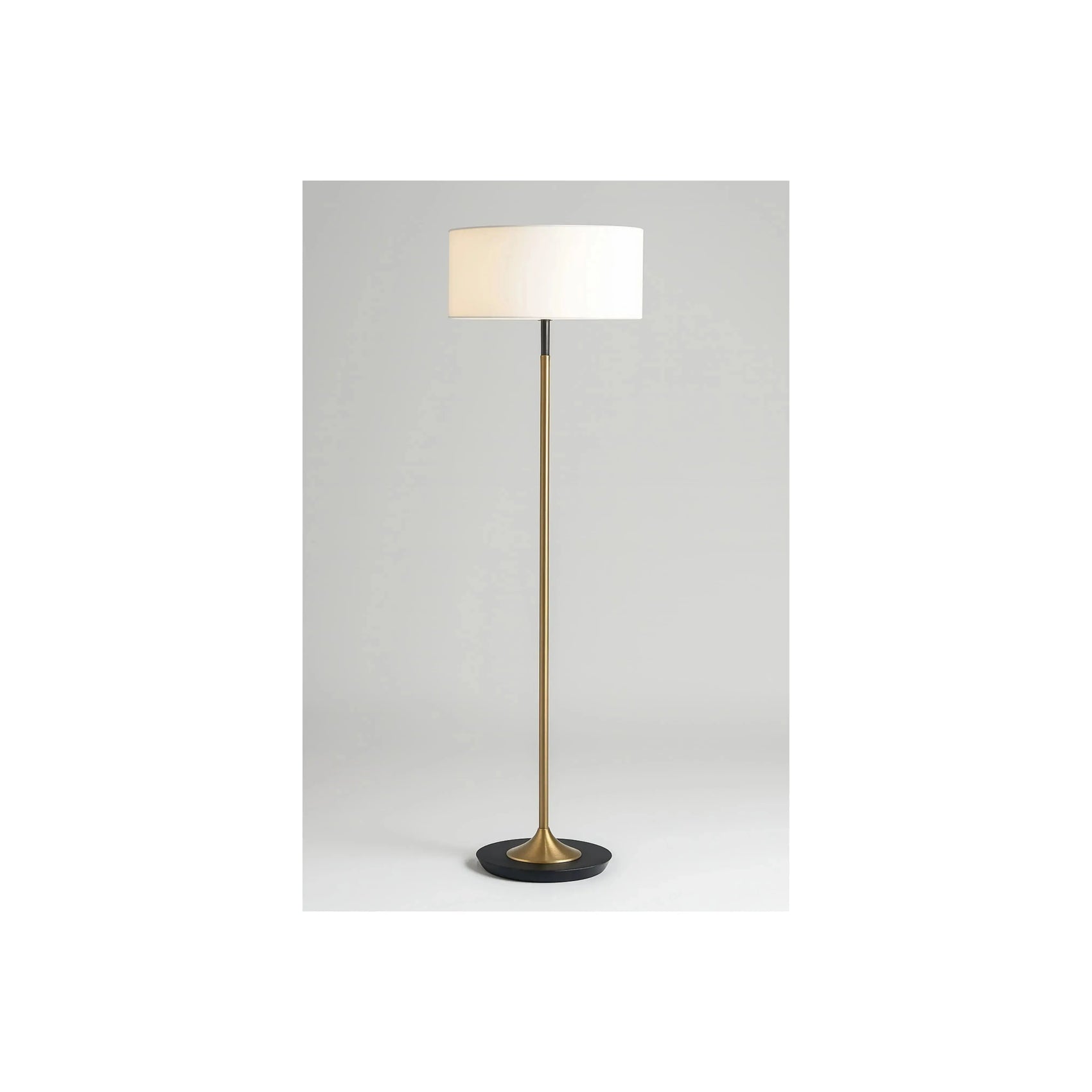 Luminária de Piso Aurora – luminária com cúpula cilíndrica em tecido branco e estrutura dourada