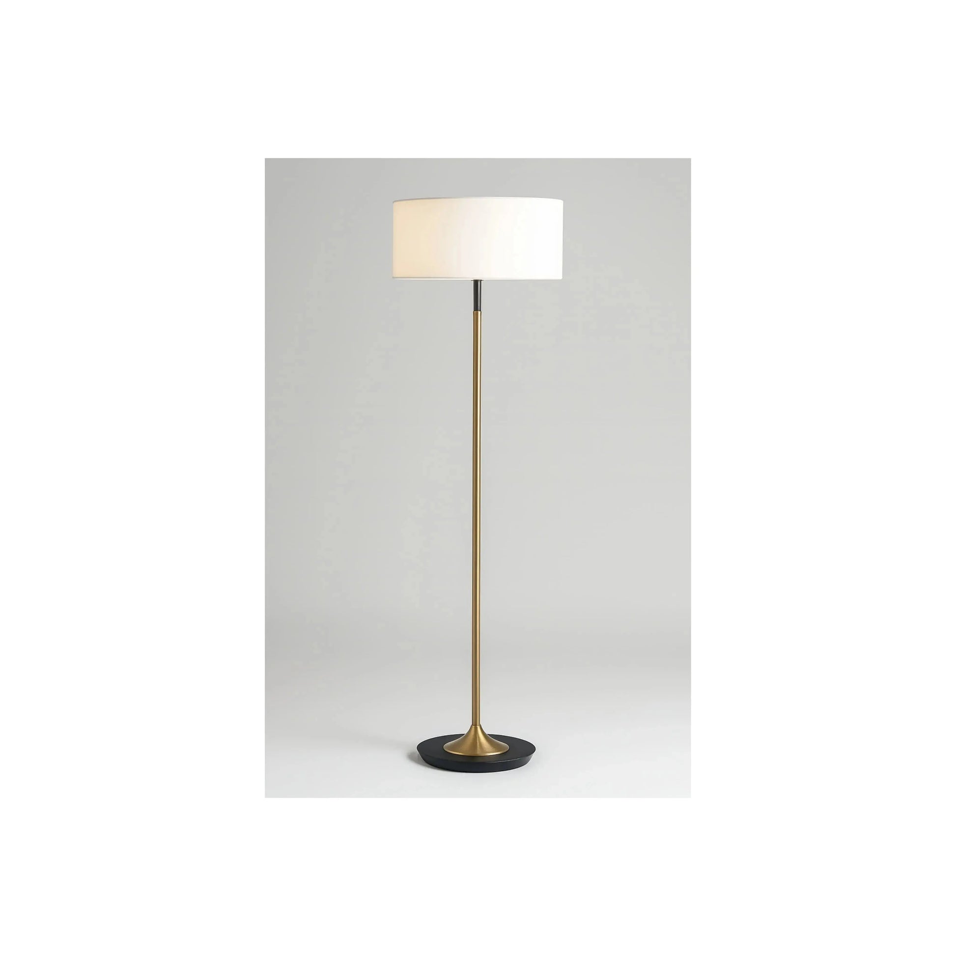 Luminária de Piso Aurora – luminária com cúpula cilíndrica em tecido branco e estrutura dourada