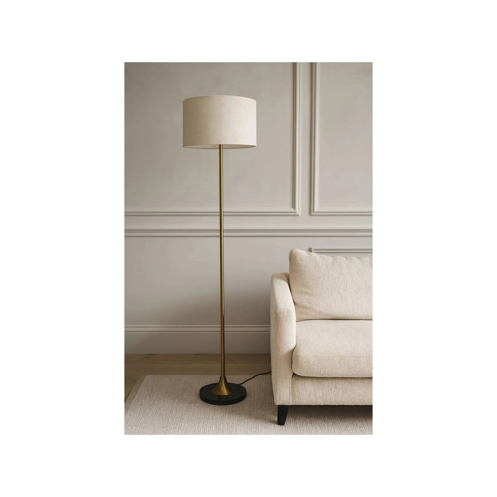 Luminária de Piso Aurora – luminária com cúpula cilíndrica em tecido branco e estrutura dourada