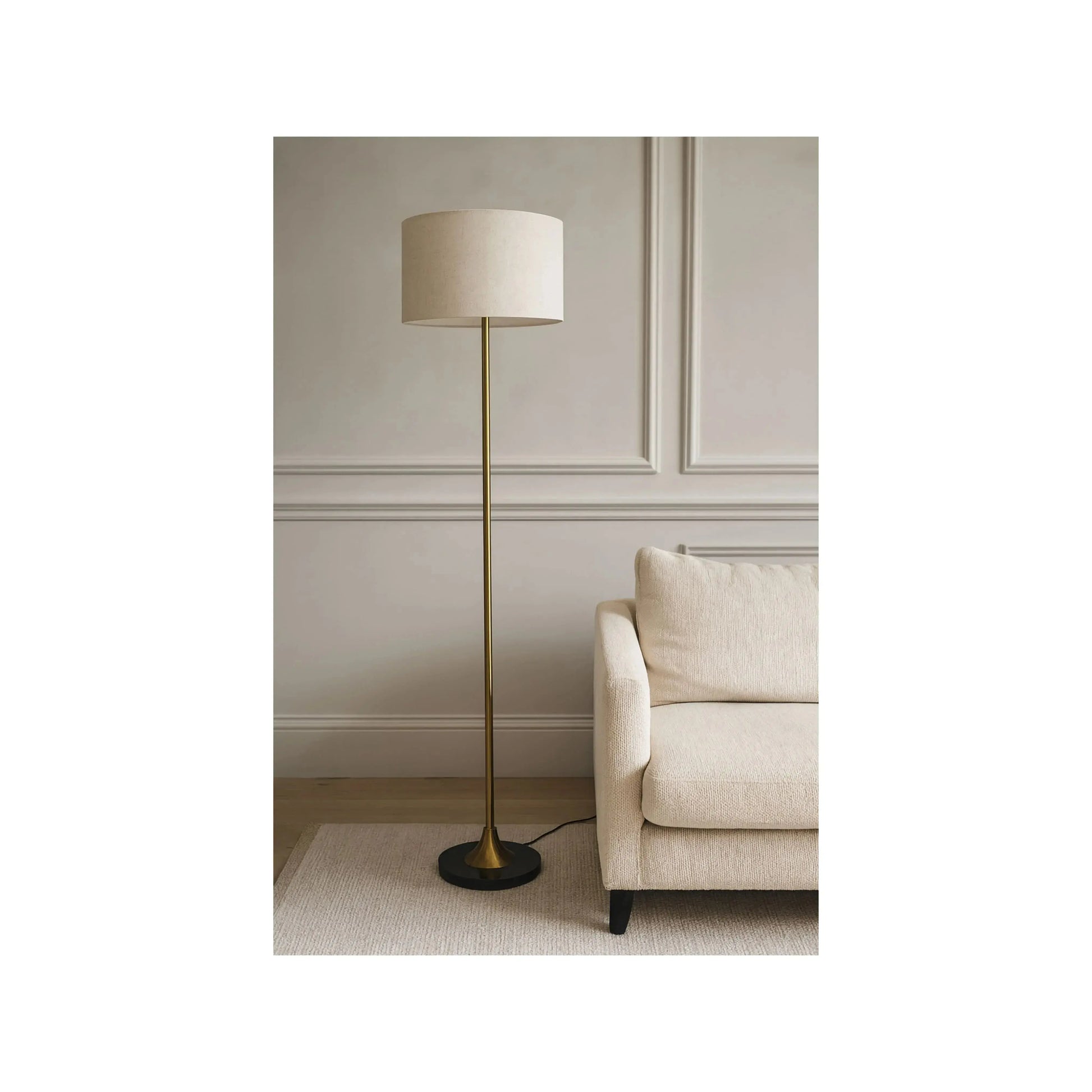 Luminária de Piso Aurora – luminária com cúpula cilíndrica em tecido branco e estrutura dourada