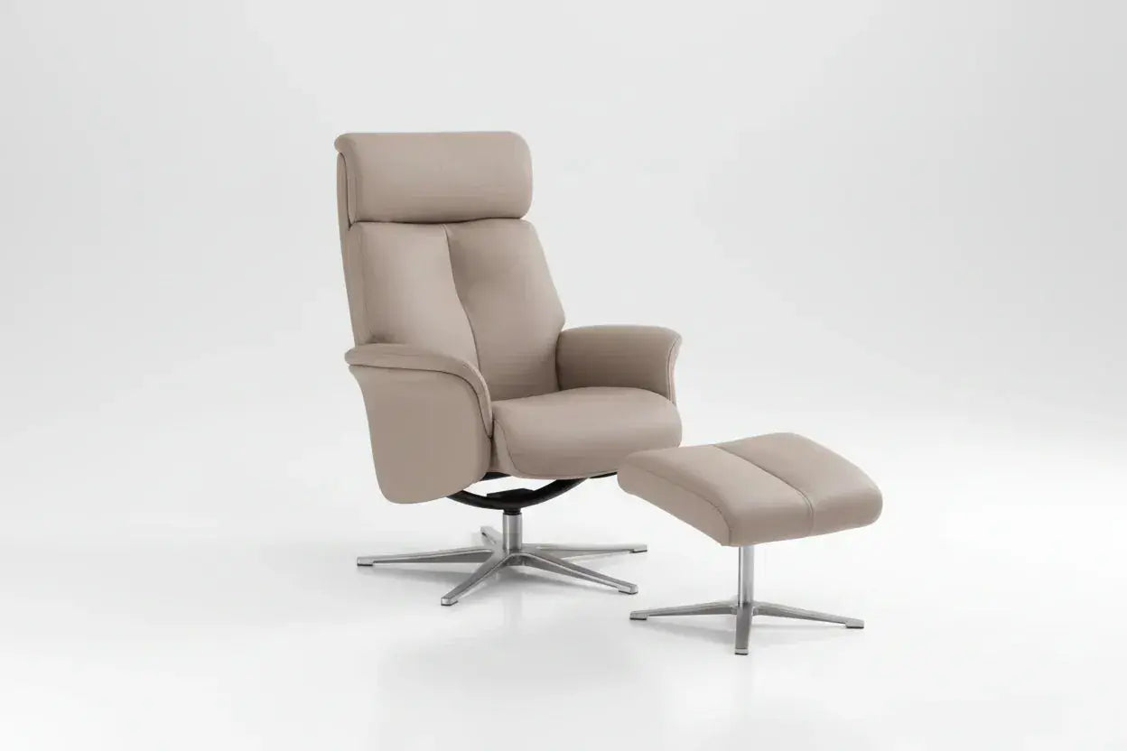 Poltrona Reclinável Axis em couro taupe com encosto de cabeça regulável e base metálica cromada