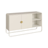 Balcão buffet offwhite com duas portas, puxador dourado e nicho lateral com prateleira, vista de três quartos