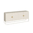 Balcão buffet offwhite com 4 portas e puxadores dourados, com estrutura em metal.