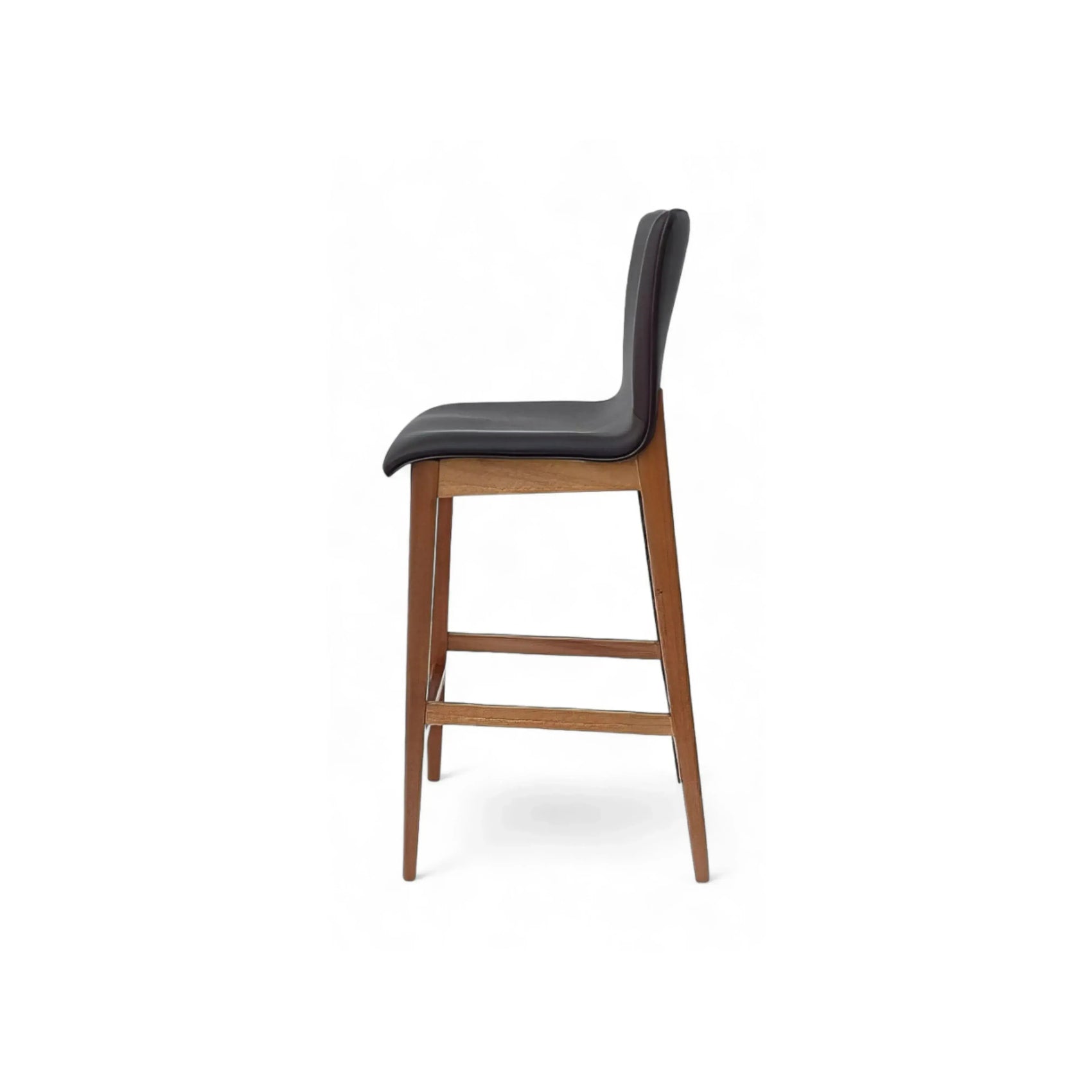 Banqueta Malta – banqueta estofada em linho com pés em madeira e design contemporâneo