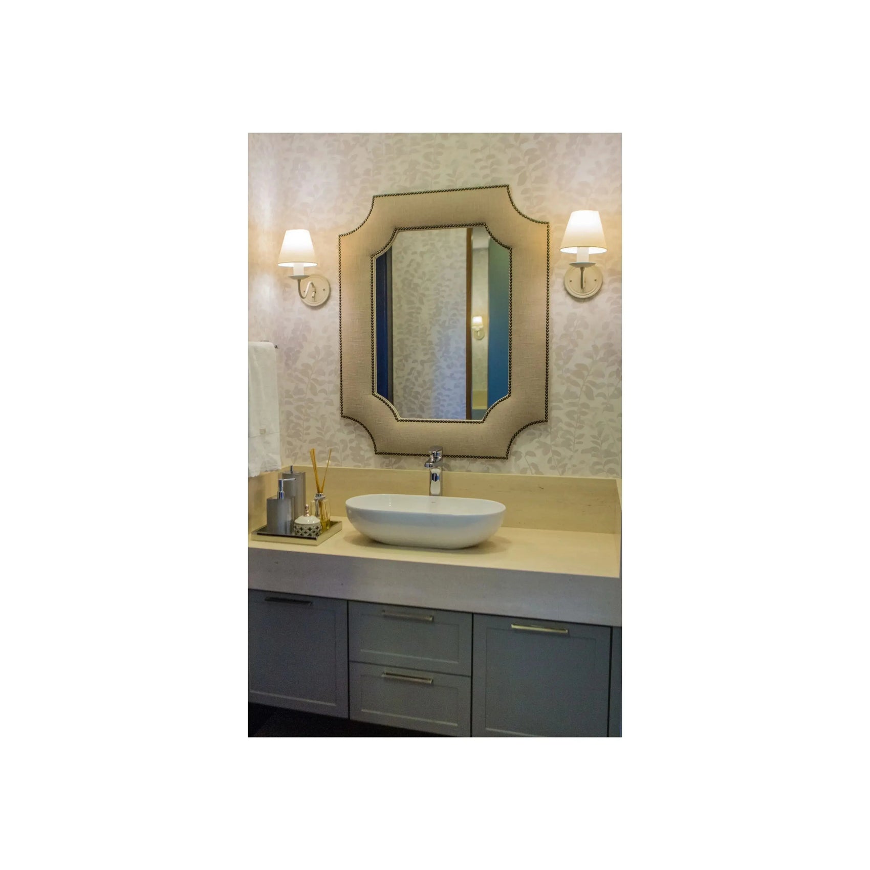 Arandela Belga – arandela de parede com design artesanal belga e elegância discreta