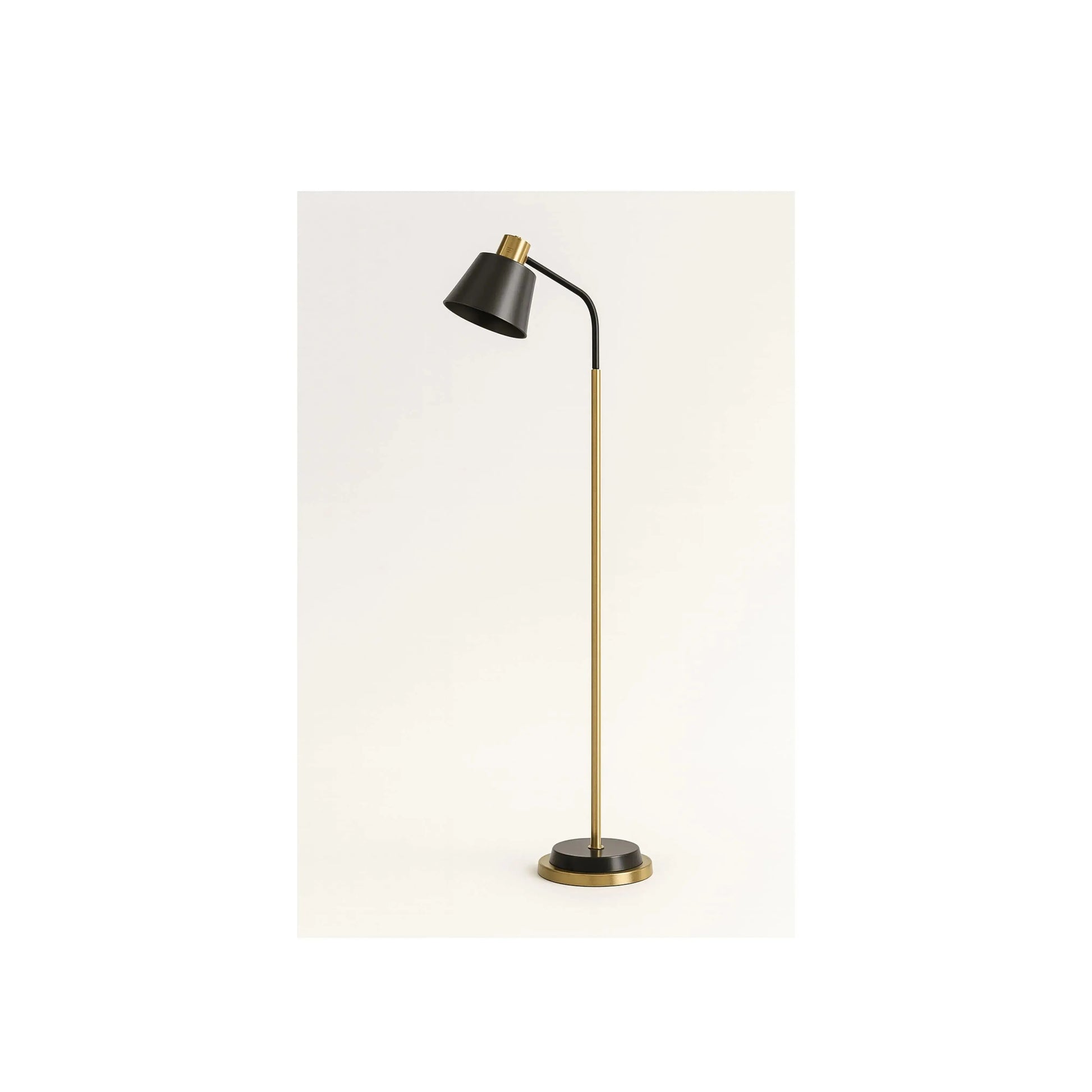 Luminária de Piso Boreal Preta – luminária com haste preta e dourada e cúpula em tecido branco