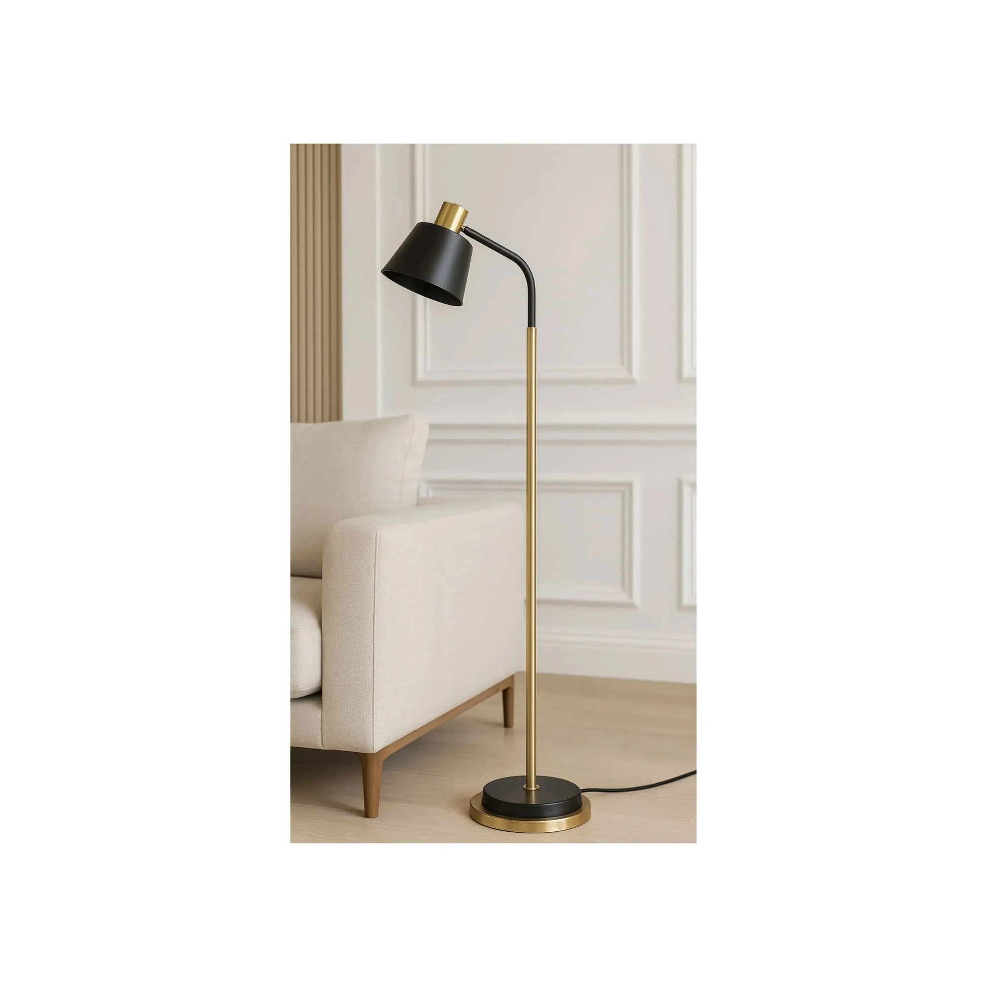 Luminária de Piso Boreal Preta – luminária com haste preta e dourada e cúpula em tecido branco