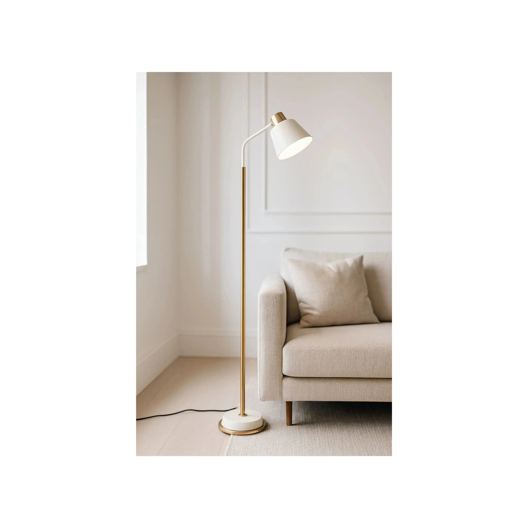 Luminária de Piso Boreal Branca – luminária com cúpula direcionável e haste preta e dourada