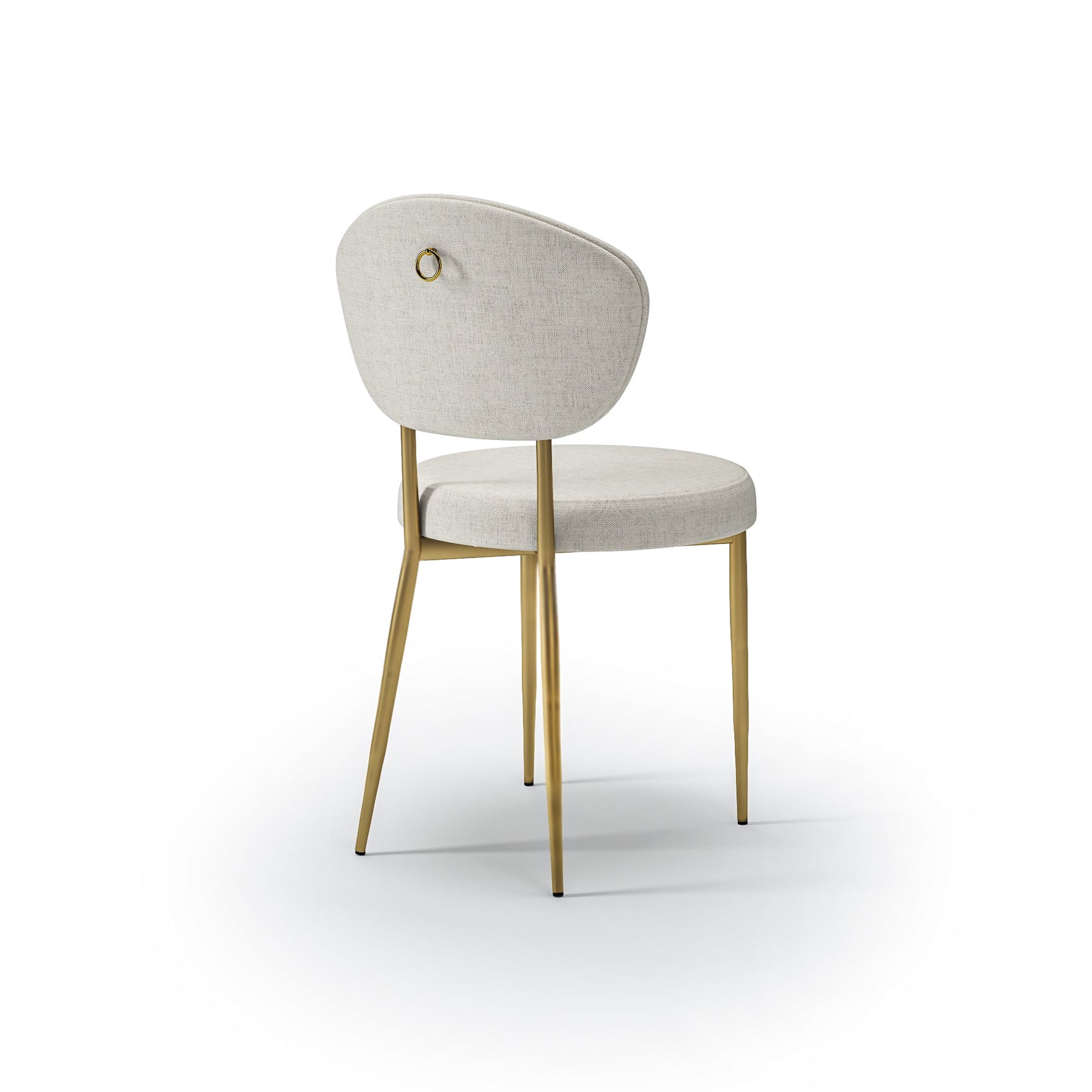 Cadeira estofada bege com encosto oval e detalhe circular dourado na lateral.